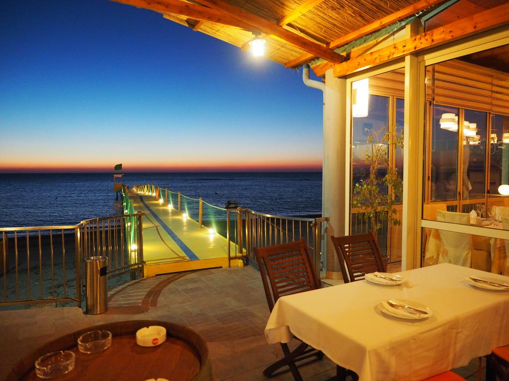 Aragosta Restaurant Hotel — Дуррес, Албанія мініатюра 7