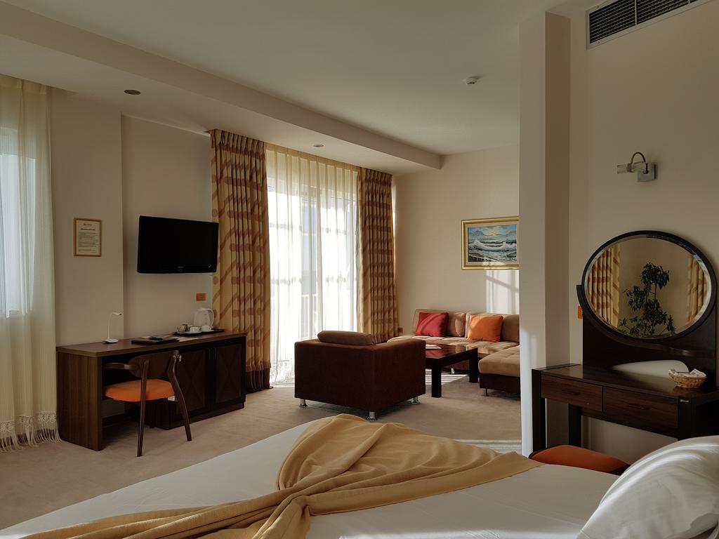Aragosta Restaurant Hotel — Дуррес, Албанія мініатюра 13