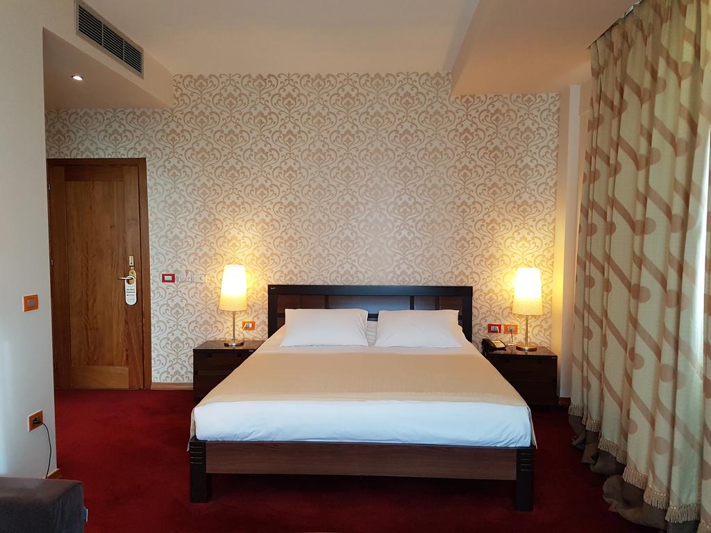 Aragosta Restaurant Hotel — Дуррес, Албанія мініатюра 15