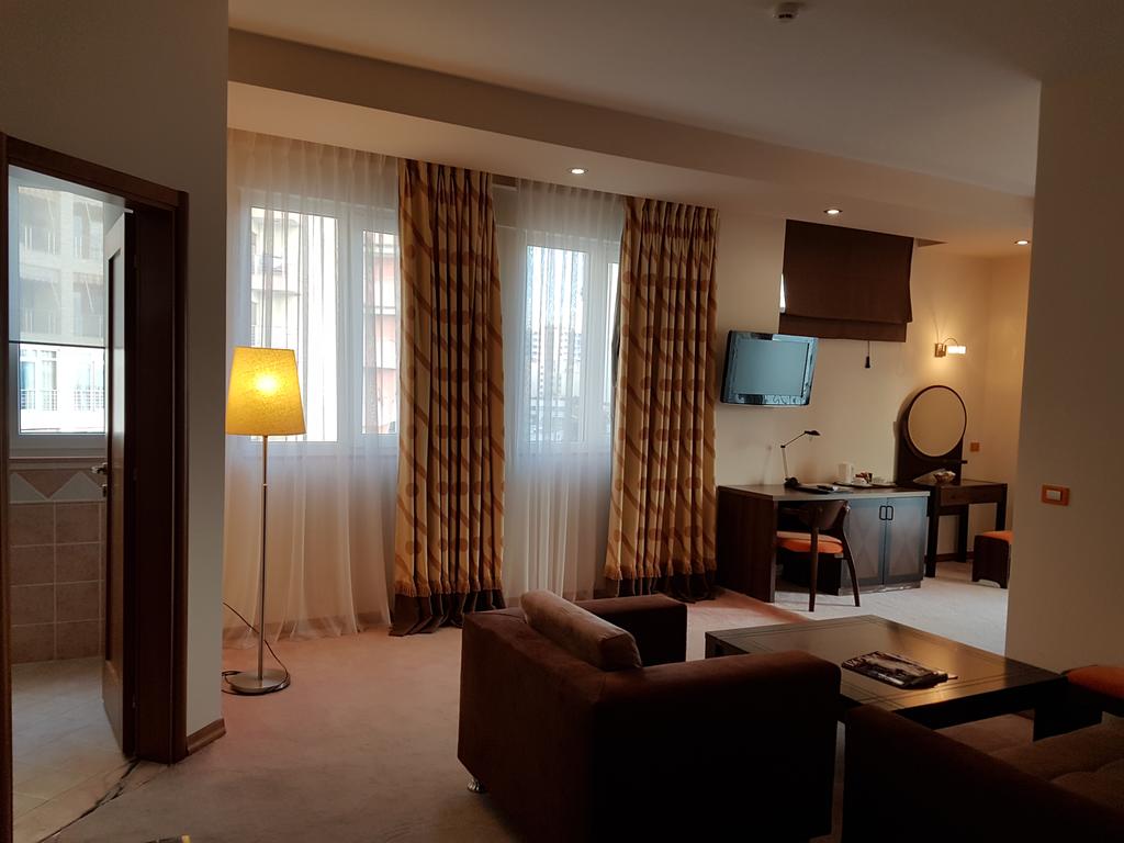 Aragosta Restaurant Hotel — Дуррес, Албанія мініатюра 17