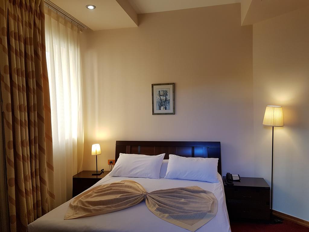 Aragosta Restaurant Hotel — Дуррес, Албанія мініатюра 18