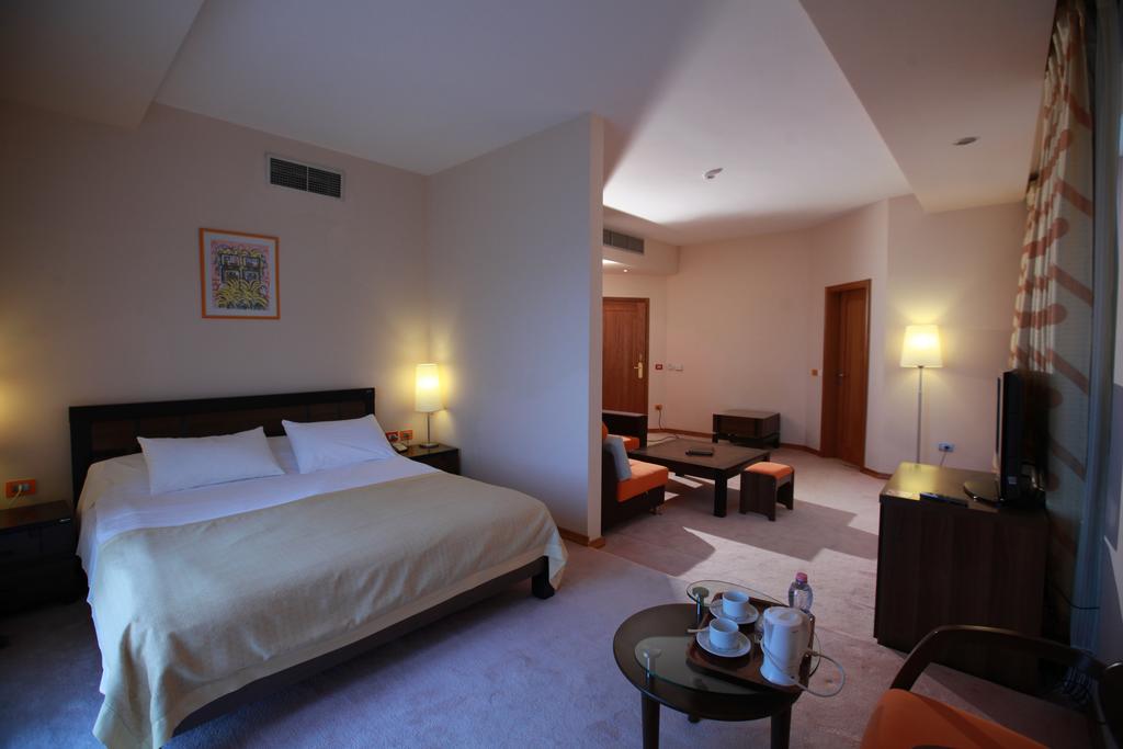 Aragosta Restaurant Hotel — Дуррес, Албанія мініатюра 21