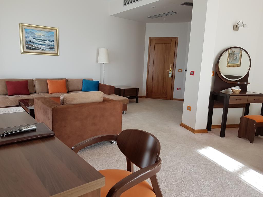 Aragosta Restaurant Hotel — Дуррес, Албанія мініатюра 23
