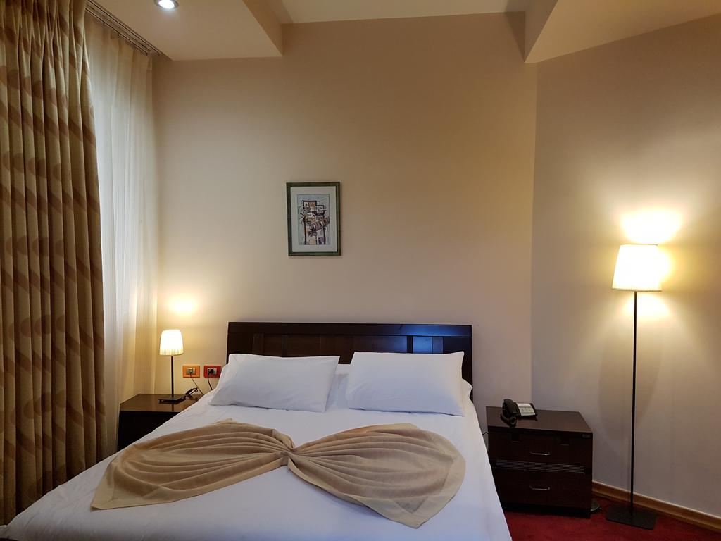 Aragosta Restaurant Hotel — Дуррес, Албанія мініатюра 31