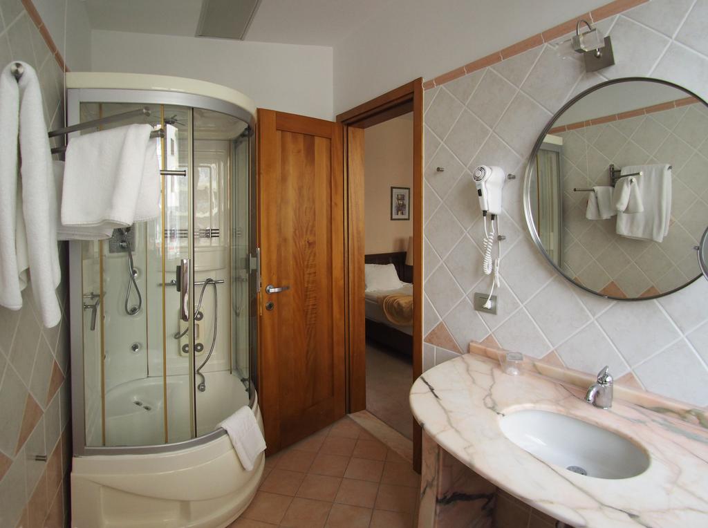 Aragosta Restaurant Hotel — Дуррес, Албанія мініатюра 32