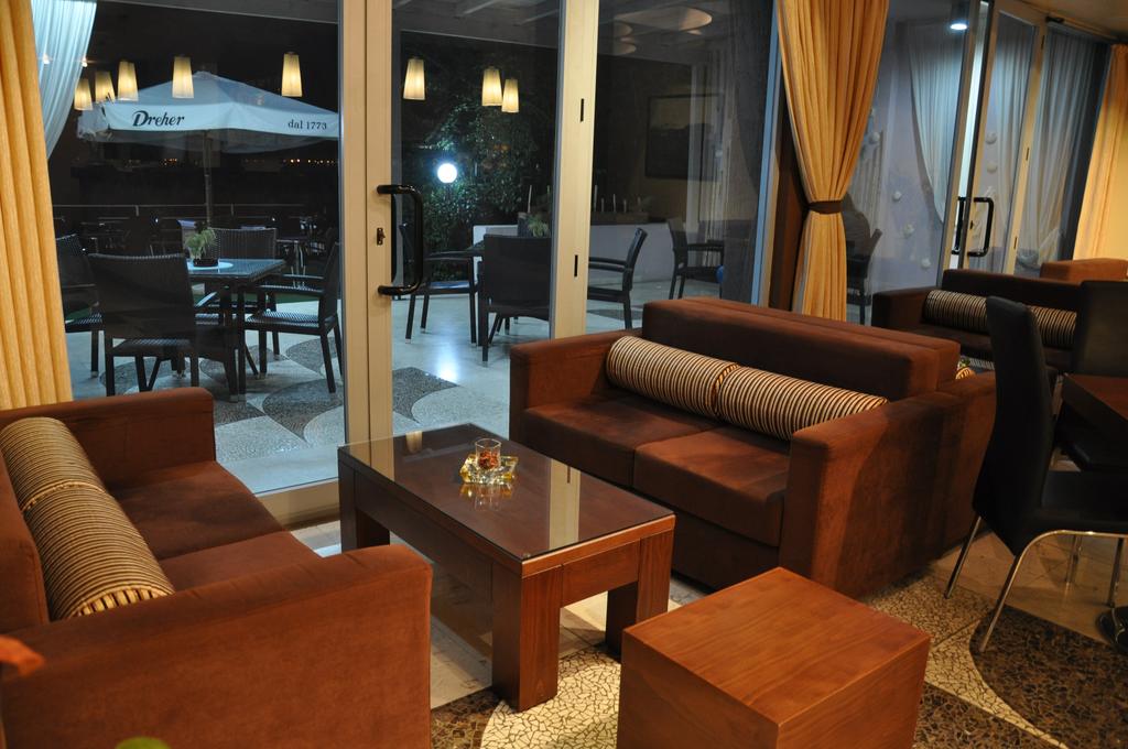 Ambasador Hotel — Вльора, Албанія мініатюра 12