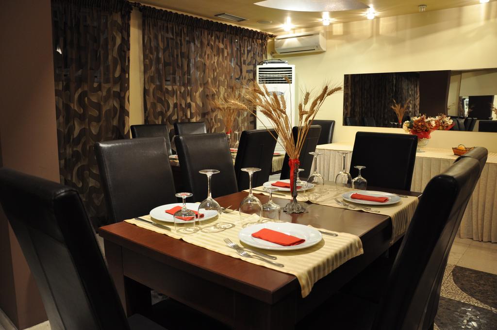 Ambasador Hotel — Вльора, Албанія мініатюра 14
