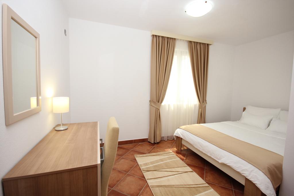 Kalamper Apart Hotel — Добра Вода, Чорногорія мініатюра 7