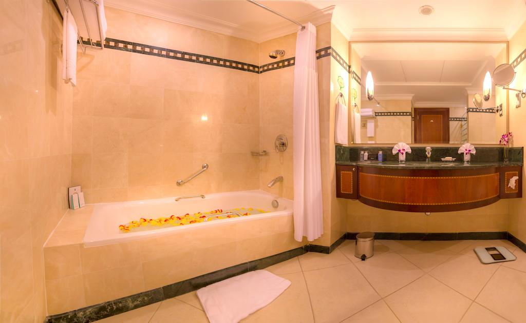 Corniche Hotel Abu Dhabi — Абу Дабі, Об'єднані Арабські Емірати мініатюра 10