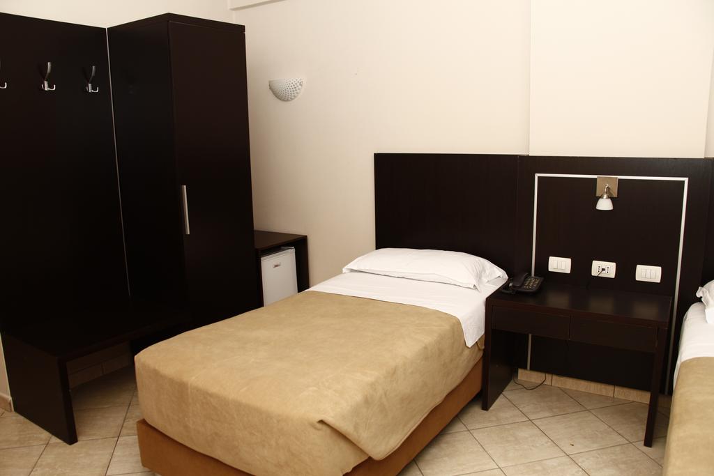 Nais Beach Hotel — Дуррес, Албанія мініатюра 15