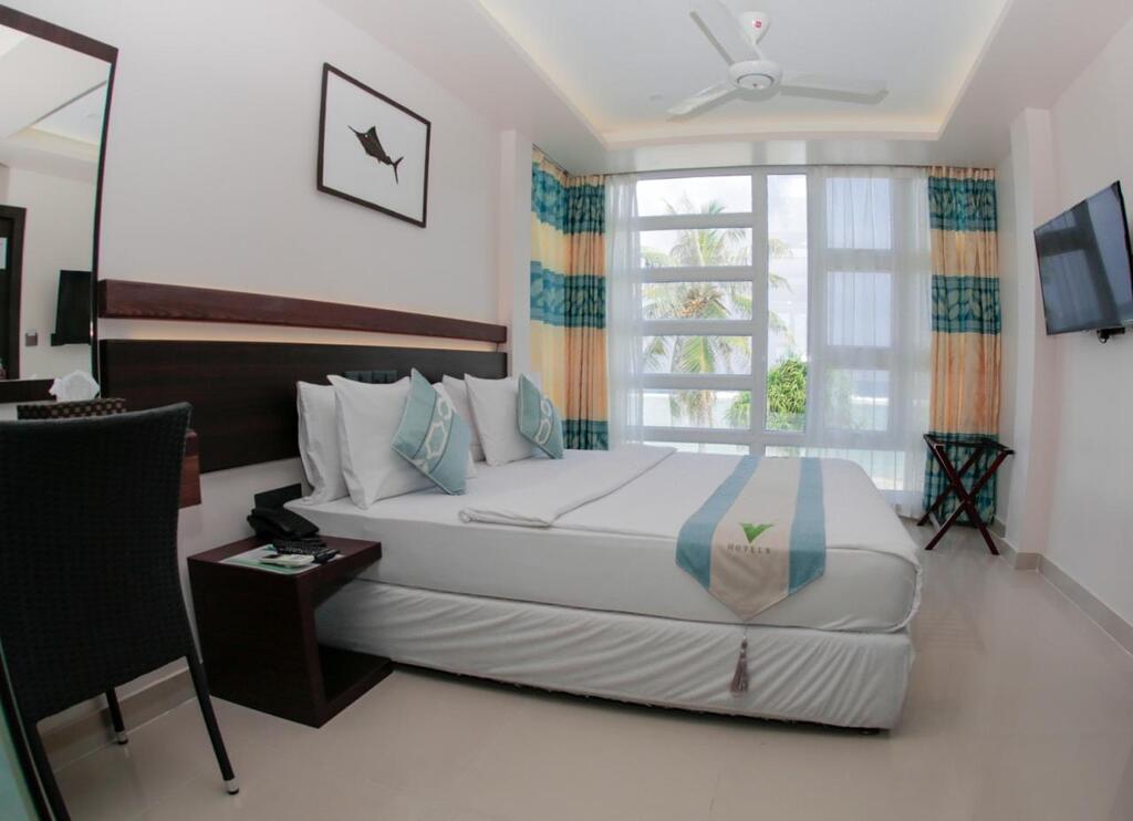 White Harp Beach Hulhumale — о. Хулхумале, Мальдіви мініатюра 7