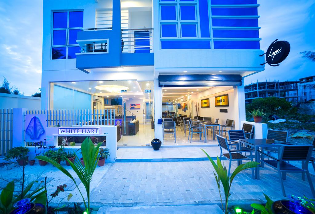 White Harp Beach Hulhumale — о. Хулхумале, Мальдіви мініатюра 12