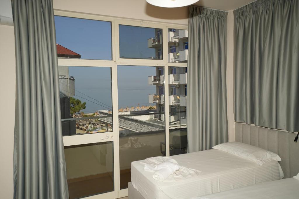Sunset by Sea Side Hotel — Дуррес, Албанія мініатюра 8