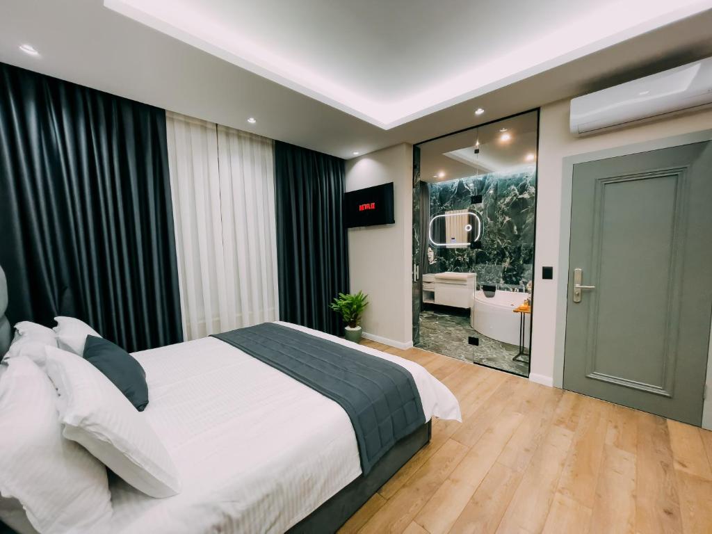 Imperator Hotel — Тирана, Албанія мініатюра 128