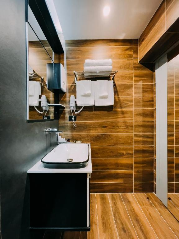 Imperator Hotel — Тирана, Албанія мініатюра 125