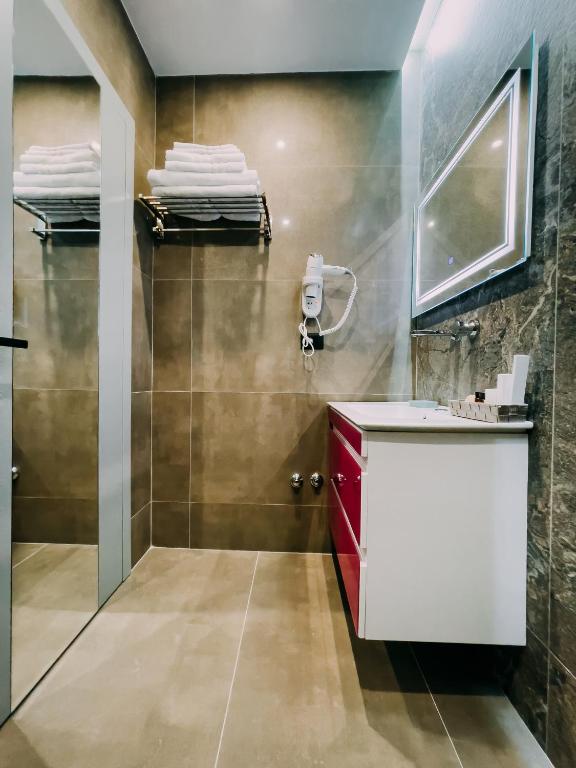 Imperator Hotel — Тирана, Албанія мініатюра 129