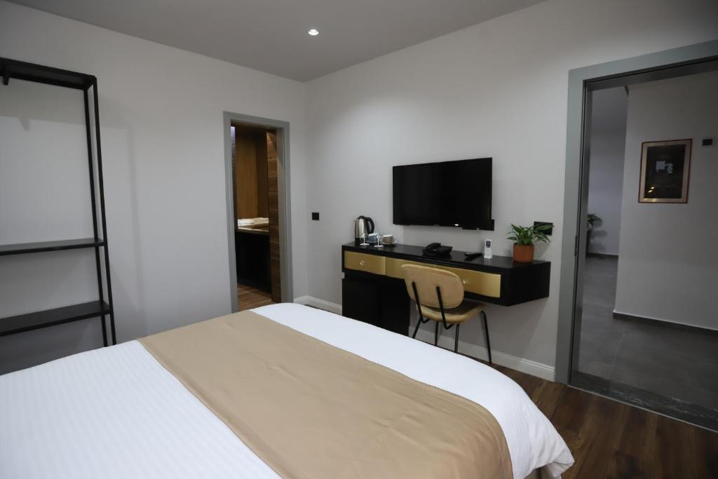 Imperator Hotel — Тирана, Албанія мініатюра 126