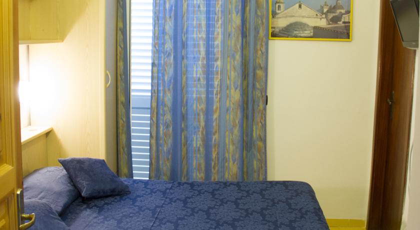 Riva del Sole — о. Іскья, Італія мініатюра 26