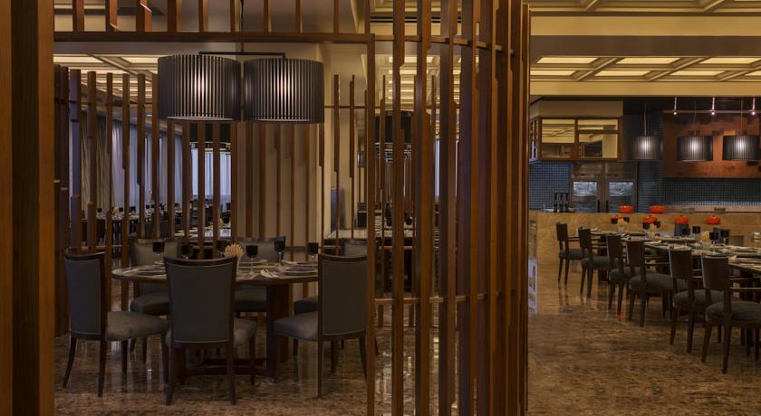 Sheraton Dubai Mall of the Emirates Hotel — Дубаї, Об'єднані Арабські Емірати мініатюра 179