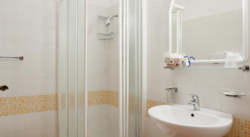 Bettina Hotel — о. Вентотене, Італія мініатюра 12